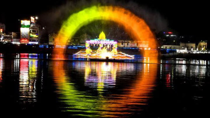 தெப்பக்குளத்தைச் சுற்றியுள்ள இடங்களில் உள்ள வியாபாரிகள் இடம் மாற்றம் செய்து திட்டம் வகுக்கப்பட்டுள்ளது